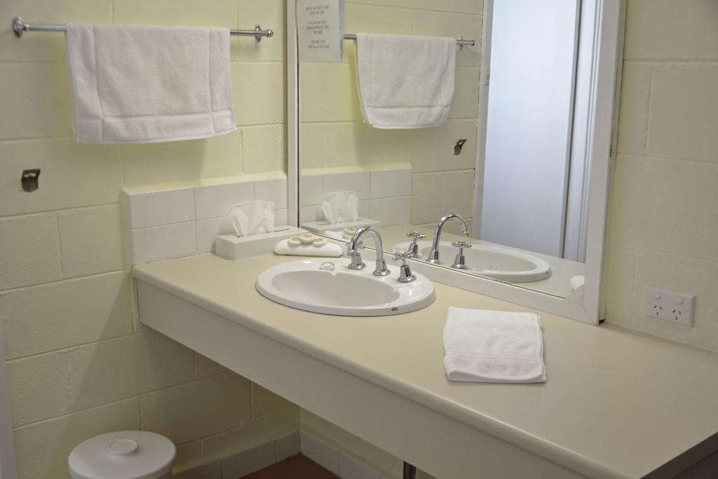 Charles Sturt Motor Inn West Wyalong Ngoại thất bức ảnh