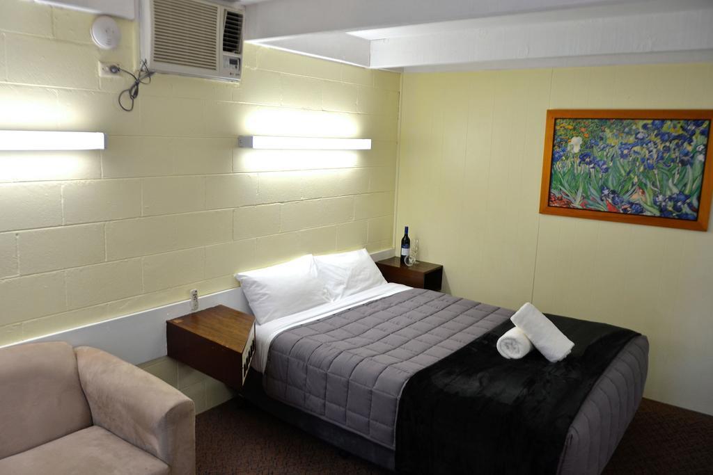 Charles Sturt Motor Inn West Wyalong Ngoại thất bức ảnh