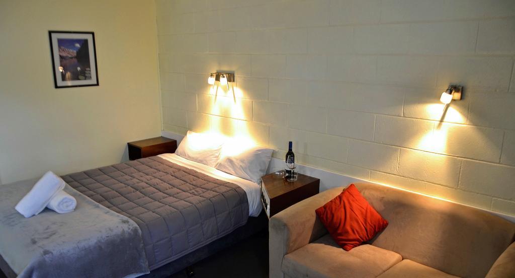 Charles Sturt Motor Inn West Wyalong Ngoại thất bức ảnh